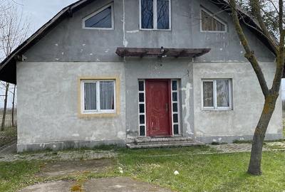 Casă cu 8 camere cu Teren 27000 Mp în Central
