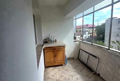 Apartament cu 3 camere decomandat în Noua