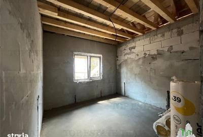 Casă cu 5 camere cu Teren 300 Mp în Lumina