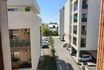 Apartament cu 3 camere decomandat în Titan