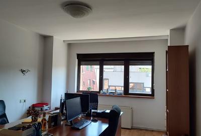 Apartament cu 4 camere decomandat în Cotroceni - 1