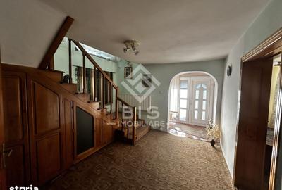 Casă cu 4 camere cu Teren 2600 Mp în Central