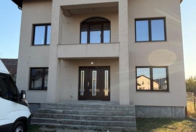 Casă individuală cu 4 camere cu Canalizare în Strejnicu