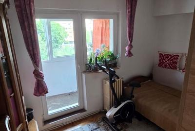 Apartament cu 4 camere decomandat în Soarelui
