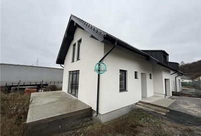 Casă individuală cu 4 camere cu Canalizare în Unirii