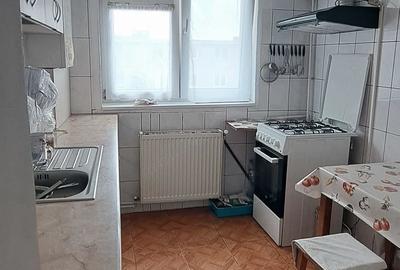 Apartament cu 3 camere semidecomandat în Rahova