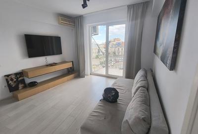 Apartament cu 3 camere semidecomandat, mobilat în P-ța Romană