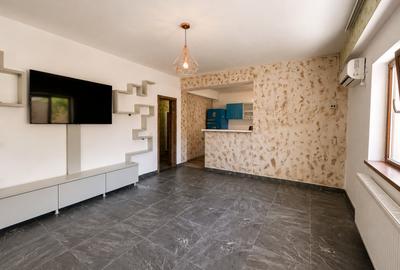 Apartament cu 2 camere decomandat, mobilat în Casa de Cultură