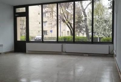 Spațiu comercial, de 40 mp, în Tractorul
