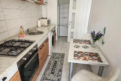 Garsonieră decomandată în Roșu