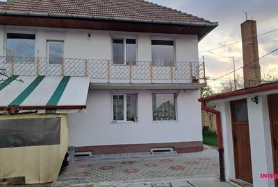 Casă cu 7 camere decomandat cu Teren 350 Mp în Central