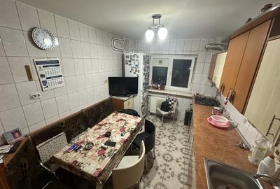 Apartament cu 4 camere semidecomandat, mobilat în Berceni