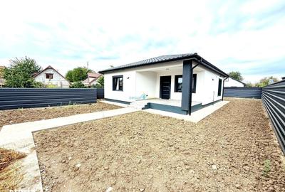 Casă cu 3 camere cu Teren 400 Mp în Letea Veche