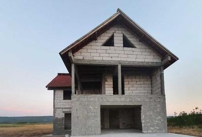Casă cu 4 camere cu Teren 160 Mp în Central