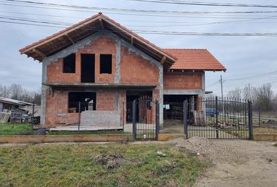 Casă cu 3 camere cu Teren 300 Mp în Bacova - 1