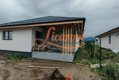 Casă individuală cu 4 camere cu Canalizare în Cristian