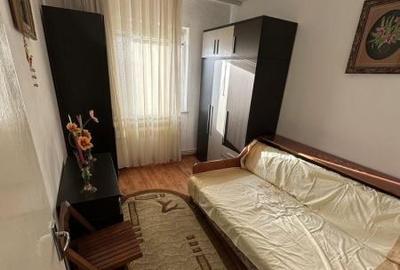 Apartament cu 3 camere semidecomandat în Casa de Cultură