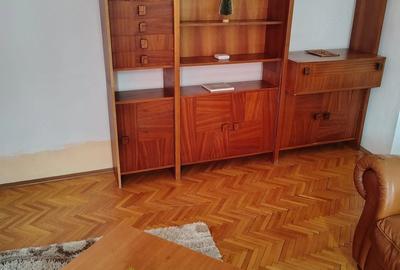 Apartament cu 3 camere decomandat în Spitalul Județean