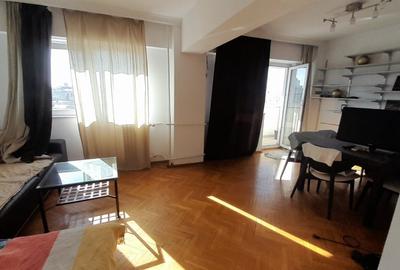 Apartament cu 3 camere decomandat în Calea Victoriei