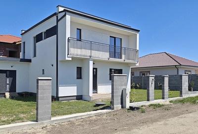 Casă cu 4 camere cu Teren 300 Mp în Central