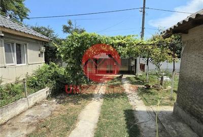 Casă cu 2 camere decomandat în Vadu