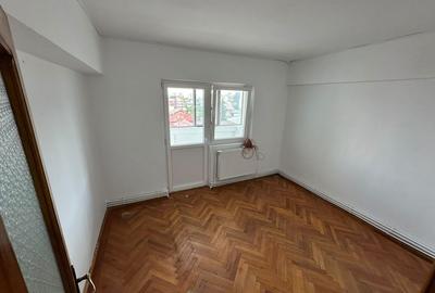 Apartament cu 3 camere decomandat în Patriei