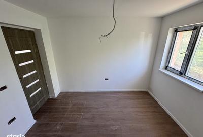 Casă cu 4 camere cu Teren 475 Mp în Tomești