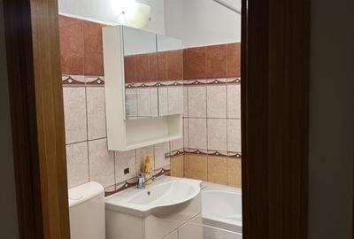 Apartament cu 3 camere semidecomandat în Independenței