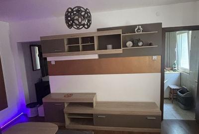 Apartament cu 3 camere semidecomandat în Central - 1