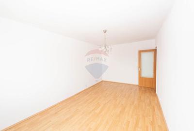 Apartament cu 3 camere decomandat în Periferie - 2