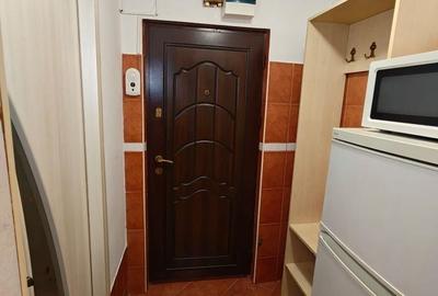 Apartament cu 2 camere semidecomandat în Tei