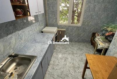 Apartament cu 3 camere semidecomandat în Apărătorii Patriei