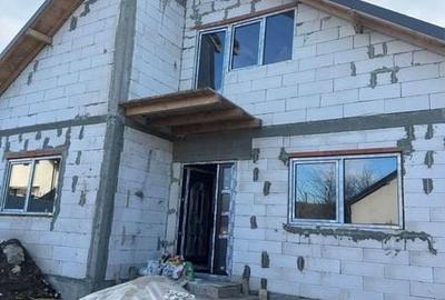 Casă cu 4 camere în Lumina