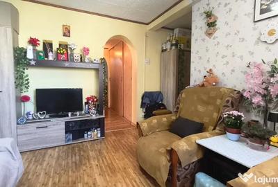 Apartament cu 3 camere semidecomandat în Gojdu