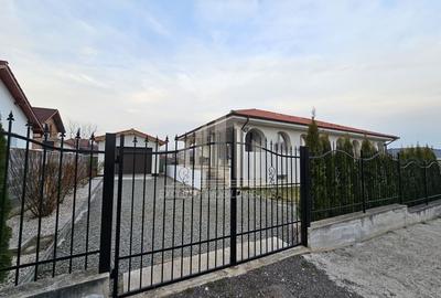 Casă individuală cu 6 camere cu Canalizare în Cetate