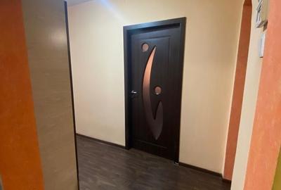 Apartament cu 3 camere decomandat în Cornișa