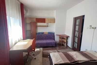 Garsonieră decomandată în Central