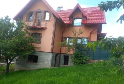 Casă cu 4 camere în Surdești - 2