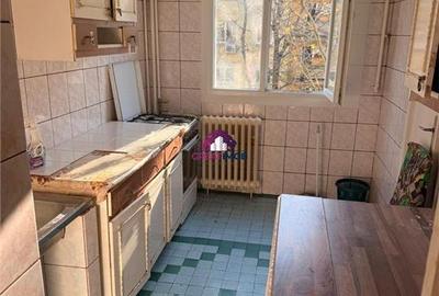 Apartament cu 3 camere semidecomandat în Berceni