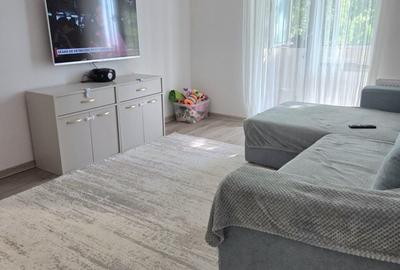 Apartament cu 3 camere semidecomandat, mobilat în Titan