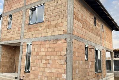 Casă individuală cu 4 camere cu Canalizare în Est - 2