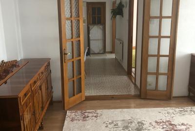 Apartament cu 3 camere semidecomandat în Central