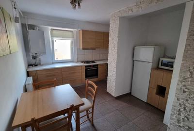 Apartament cu 3 camere decomandat în Tudor
