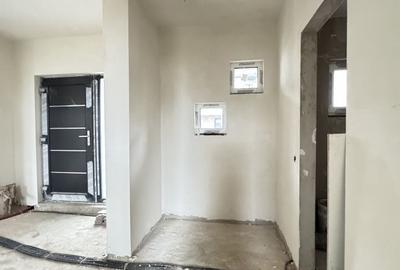 Casă cu 4 camere decomandat cu Teren 100 Mp în Florești