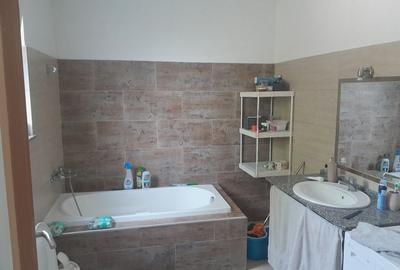 Casă cu 4 camere în Exterior Vest