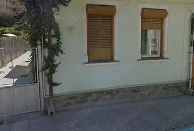 Casă cu 3 camere cu Teren 864 Mp în Central