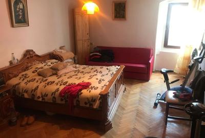 Apartament cu 3 camere semidecomandat în Centrul Istoric