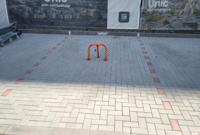 Teren construcție, în Tractorul