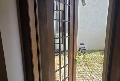 Casă cu 10 camere cu Teren 250 Mp în Cișmigiu
