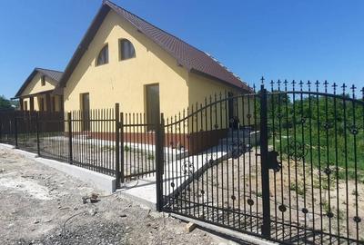 Casă cu 4 camere în Voinești